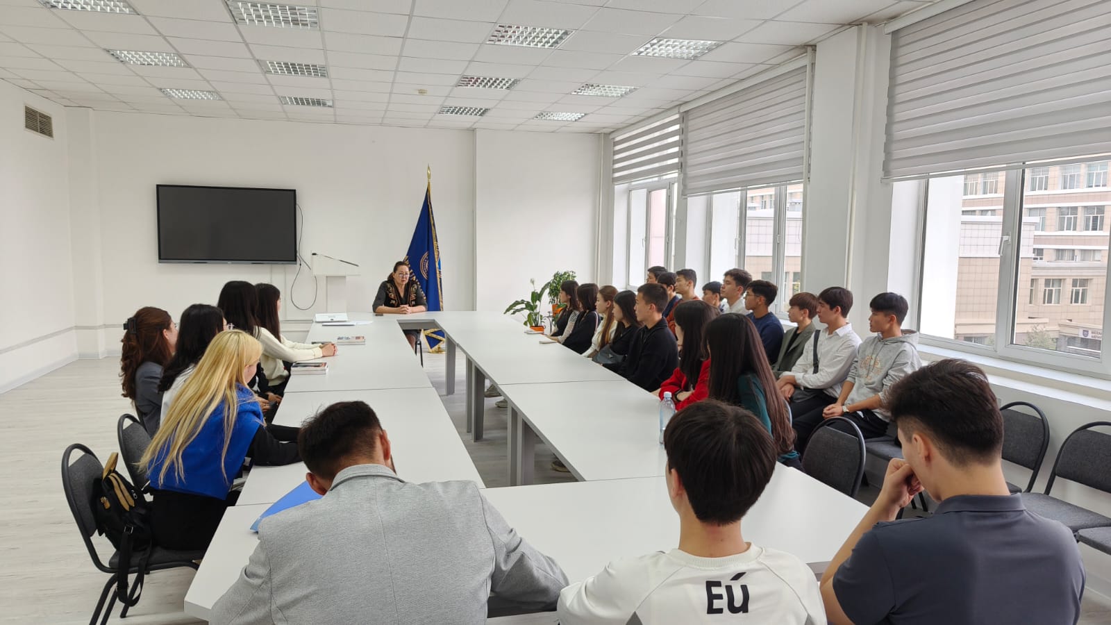 Деканның кураторлар және «Материалтану және жаңа материалдар технологиясы» білім беру бағдарламасының 1-курс студенттерімен кездесуі. ТДМ 4 және ТДМ 11